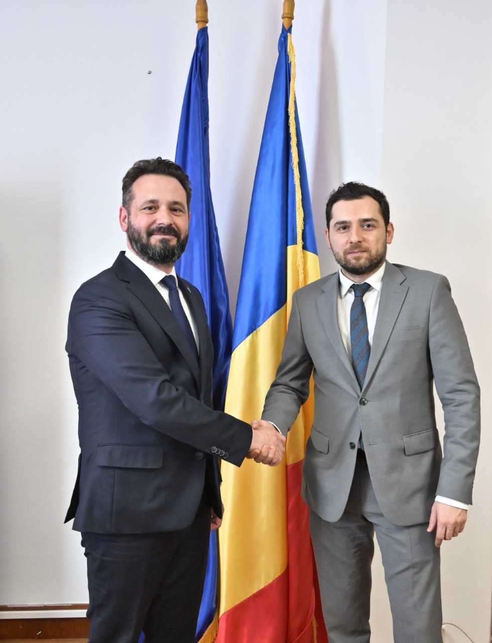 Primirea de către senatorul Mihai Coteţ, președintele Comisiei pentru afaceri europene a Senatului,  a E.S. Tigran Galstyan, ambasadorul Republicii Armenia în România